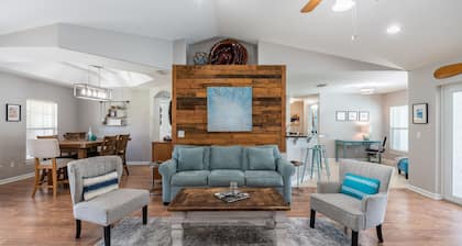 ☆☀︎❀Palm Paradise! Heated Pool, Lanai with TV, Grill, & Fenced Yard!