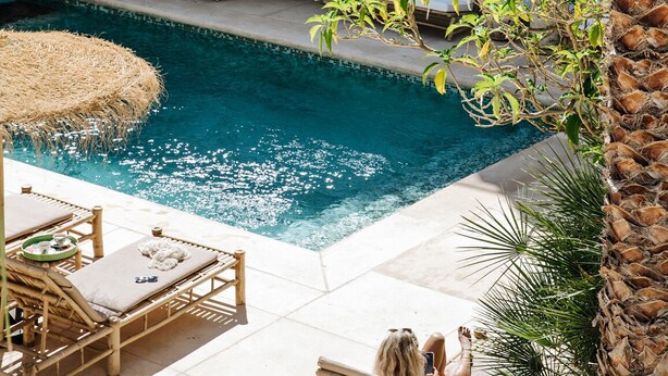 A poolside area with lounge chairs, a small pool, and various potted plants. - La Bohemia del Rio Hostal Boutique - Adults Only (Santa Eulalia del Rio)