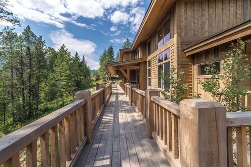 Mountain Views•2BR Condo Balcony Spa• Near Glacier