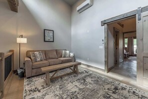 Smart TV, offices - Mountain Views•2BR Condo Balcony Spa• Near Glacier (Coram)