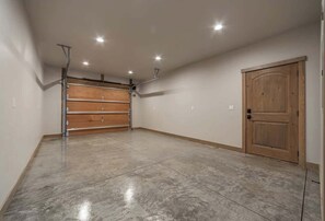 Interior - Mountain Views•2BR Condo Balcony Spa• Near Glacier (Coram)