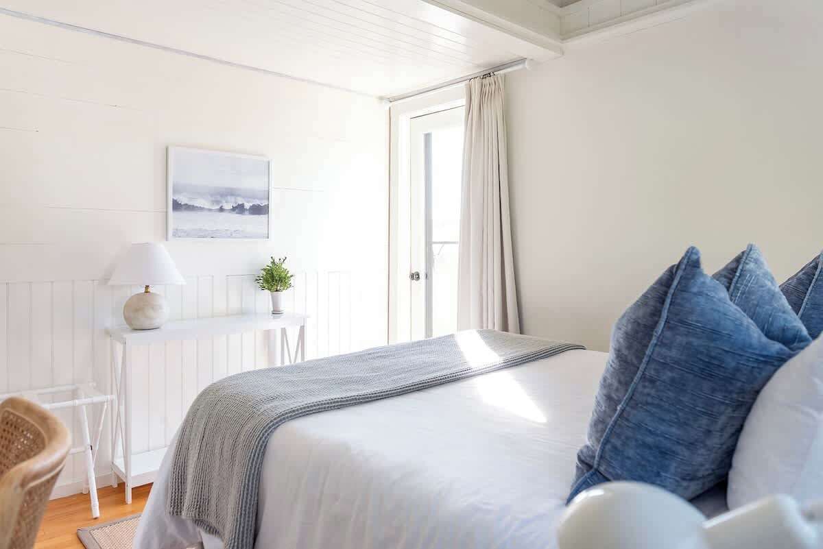 3 chambres, bureau, fer et planche à repasser, lit de bébé portatif