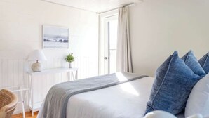 3 soverom, skrivebord, strykejern/-brett og reiseseng for barn