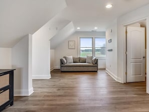 Smart TV, chimenea, tenis de mesa y libros