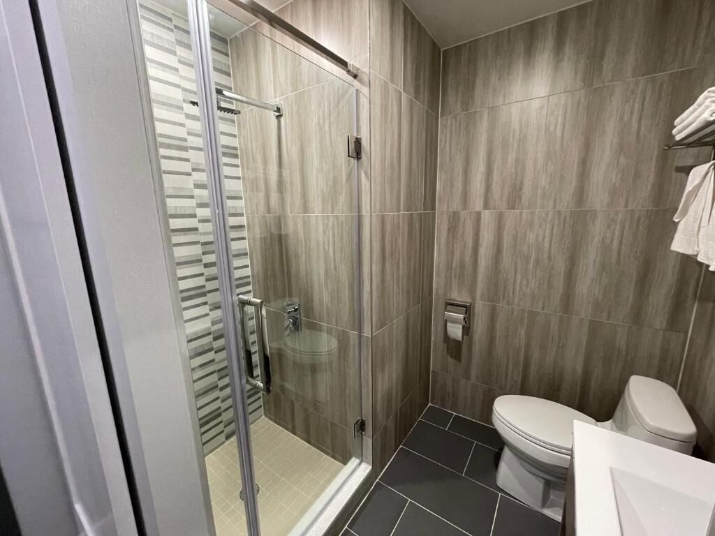 Deluxe Room | Bathroom | Shower, hydromassage showerhead, hair dryer, towels