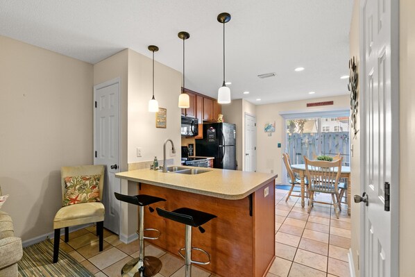 Een koelkast, een magnetron, een oven, een kookplaat