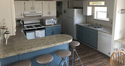 1000 Islands Cottage minutes from free boat launch!