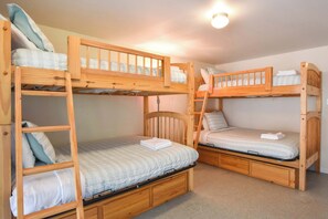 4 bedrooms, iron/ironing board, WiFi, bed sheets