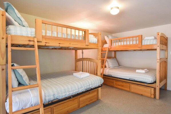 4 habitaciones, tabla de planchar con plancha, wifi y ropa de cama 