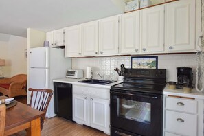 Coffee/tea maker, fridge, microwave, oven
