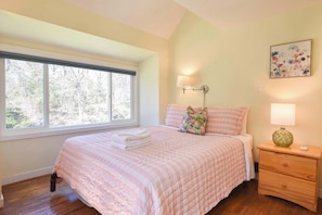 4 bedrooms, iron/ironing board, WiFi, bed sheets - Walk 5 Minutes to Nauset Beach! (Orleans)