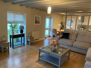 House, Multiple Beds | Living room | 30-inch TV with cable channels