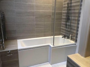 Ferienhaus, Mehrere Betten | Badezimmer | Duschwanne, Komfortbadewanne, Haartrockner, Handtücher