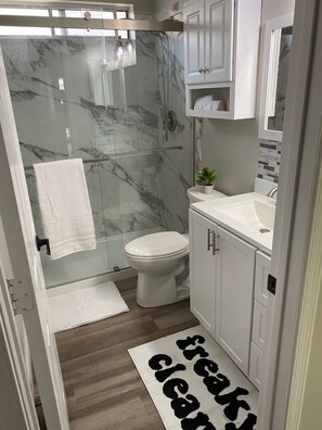 Een douche, een haardroger, handdoeken, zeep