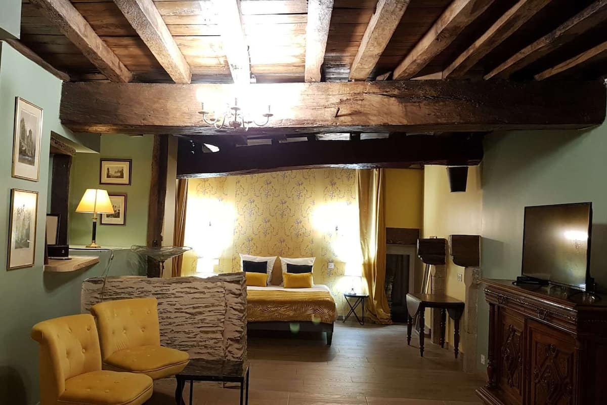 Deluxe Studio Suite | WiFi (free), individually decorated, individually furnished, bed sheets