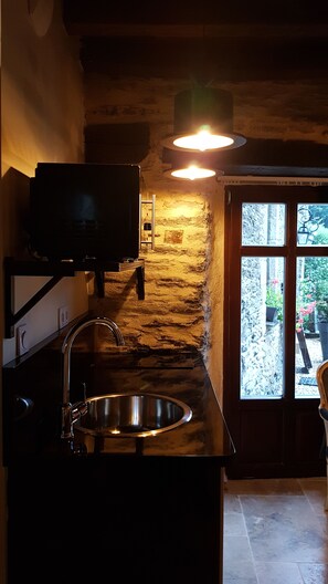 Studio | Eget kök | Kylskåp, mikrovågsugn, spishäll och espressobryggare