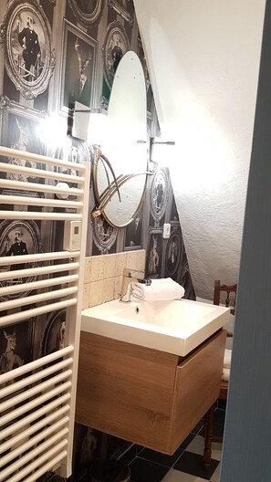 Departamento de diseñador | Baño | Amenidades de baño gratuitas, secadora de cabello, toallas, jabón 