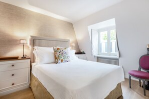 2 bedrooms, desk, iron/ironing board, WiFi