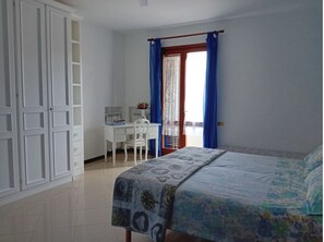 3 camere, una scrivania, ferro/asse da stiro, culla da viaggio
