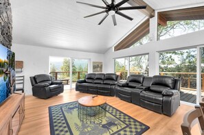 Smart-TV, Kamin, Videospiele, Tischfußball