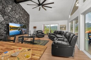 Smart-TV, Kamin, Videospiele, Tischfußball