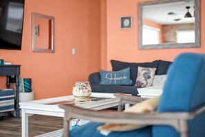 Smart TV, books, printers - 5 star rated Pet friendly Beach home steps away from the Gulf, hidden Gem (Gulf Shores)