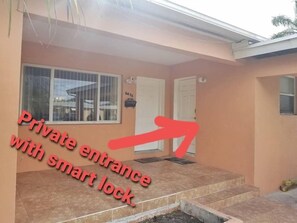 Exterior - Glam Private Studio 4 Miles from Beach (Hollywood)