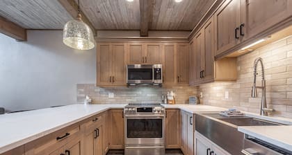 Experience Glacier In Luxury - 10-min to GNP- 2 bd/2ba & Private Hot Tub #4-3