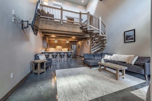 Luxury Condo•Private Hot Tub•Mtn Views•7 mi to GNP