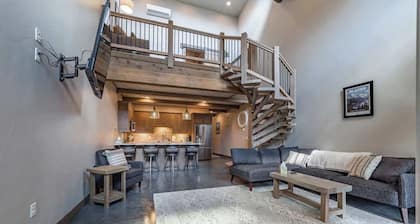 Luxury Condo•Private Hot Tub•Mtn Views•7 mi to GNP