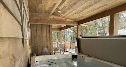 2bd/2ba Stunning Condo-Stay Near Glacier- Private Hot Tub- King Bed #4-4
