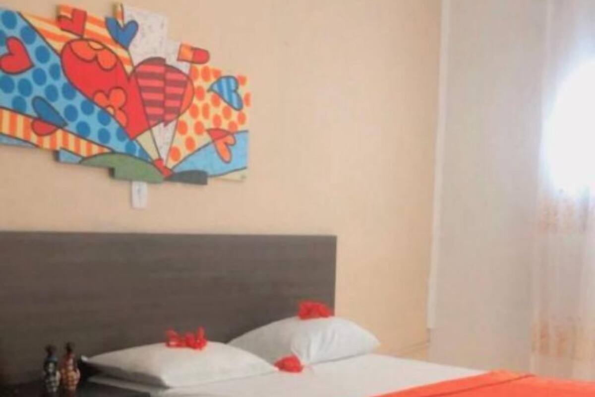 Hypo-allergenic bedding, free WiFi, bed sheets