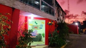 Un edificio moderno con fachada de vidrio y exterior rojo.