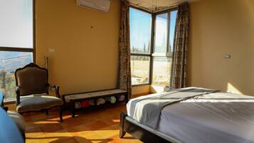 4 bedrooms, desk, iron/ironing board, free WiFi