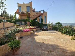 Third-party on-site parking - Finest vacation rental villa situated in one of the most desirable area in Balqa (As-Subayhi)