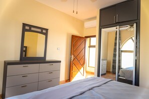 4 quartos, escrivaninha, ferros/tábuas de passar roupa