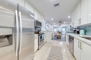 Geladeira, cafeteira/chaleira, talheres/pratos/utensílios de cozinha