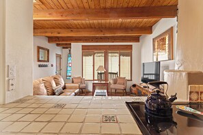 Älytelevisio, takka, DVD-soitin, kirjoja