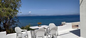 Cozy little home next to the Sea with a patio