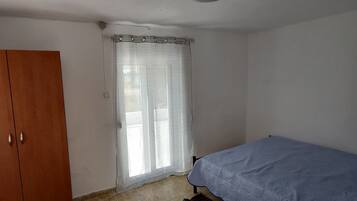 1 bedroom, desk, free WiFi, bed sheets