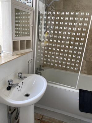 Combined shower/bathtub - Conveniently located double too in a mid terraced house with garden (Cheltenham)