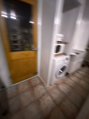 Combined shower/tub - Conveniently located double too in a mid terraced house with garden (Cheltenham)