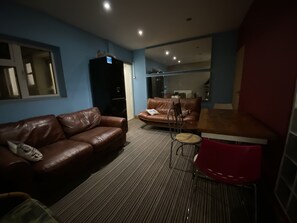 TV - Conveniently located double too in a mid terraced house with garden (Cheltenham)