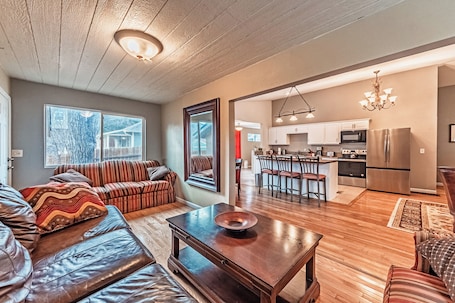 TV. Westside Large Home, Large Home on Westside, Great for Groups