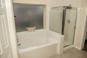 Badewanne, Haartrockner, Handtücher, Toilettenpapier