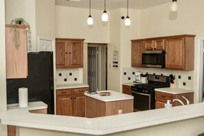 Spisebord og kjøkkenøyer