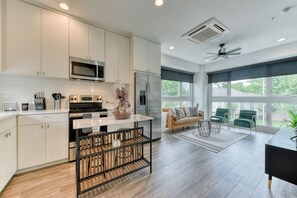 Fridge, microwave, oven, stovetop - Modern Loft...Perfect location! (San Antonio)