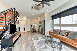 Smart TV, books - Modern Loft...Perfect location! (San Antonio)