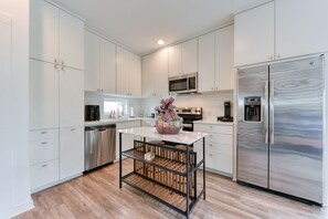 Fridge, microwave, oven, stovetop - Modern Loft...Perfect location! (San Antonio)