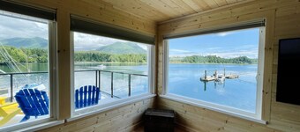 Waterfront Ucluelet Harbour Lodging